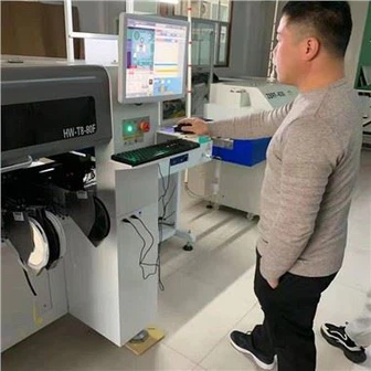 El control numèric recull i col·loca l'electrònica